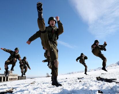Militares kirguises de las fuerzas especiales Panther participan durante unos ejercicios en el campo de entrenamiento Ala-Too, a 25 km de Bishkek (Kirguistán). La reunión se lleva a cabo para mejorar el nivel de capacitación profesional del personal militar, como parte de la lucha contra el terrorismo en Asia Central.