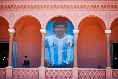Una imagen de Diego Maradona cubre el 26 de noviembre parte del balcón de la Casa Rosada, sede del Gobierno argentino en Buenos Aires.