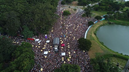 O bloco Tarado Ni Você passa ao lado do Ibirapuera, no sábado.