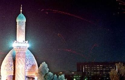 El cielo de Bagdad, iluminado por balas trazadoras y antiaéreos durante el ataque de anoche.