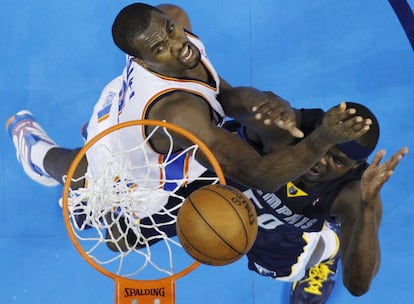 Ibaka, de los Thunder, lucha por el balón con Randolph, de los Grizzlies.