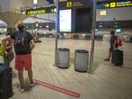 Sevilla/19-08-2020: Pasajeros miran las pantallas informativas en la terminal de salidas del aeropuerto de San Pablo, Sevilla.
FOTO: PACO PUENTES/EL PAIS