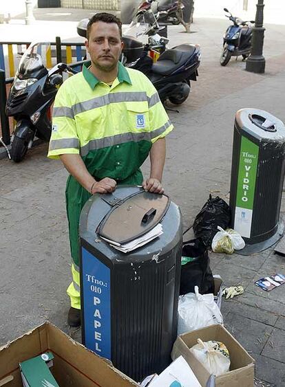 El barrendero Karim Riabi González, en una calle de Madrid.