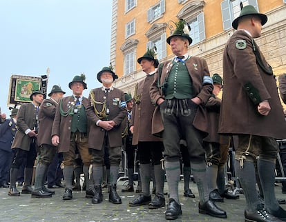 Una delegación de Alemania, con el traje tradicional, asiste al funeral. Pocos minutos antes de las 9.30, dos guardias suizos se colocaron junto al féretro de Benedicto XVI. Fue justo antes de que el papa Francisco apareciese en silla de ruedas y subiese por una rampa lateral al altar de la plaza.