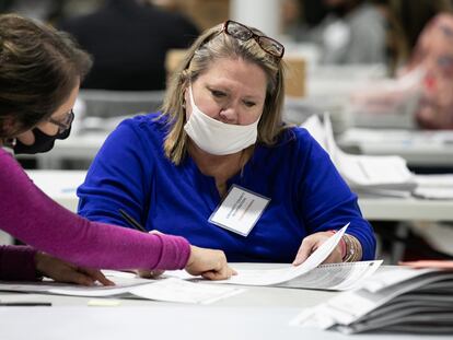Trabajadores electorales revisan este domingo las papeletas en la Oficina de Elecciones y Registros de Votantes de Gwinnett en Lawrenceville, Georgia.