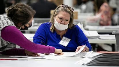 Trabajadores electorales revisan este domingo las papeletas en la Oficina de Elecciones y Registros de Votantes de Gwinnett en Lawrenceville, Georgia.