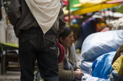 La cuerda y el mantel suelen ser los utensilios laborales caractersticos de los aparapitas. Aunque algunos utilizan un carrito, la pendiente de las calles y las aglomeraciones de los mercados, adems de la imposibilidad de guardarlo en la calle, obligan a muchos de ellos a cargar las mercancas sobre sus espaldas.