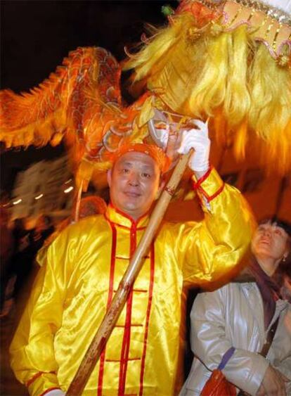 Un porteador pasea un dragón en la fiesta de Año Nuevo en el Palacio de Deportes.