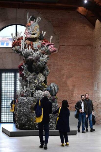 Escultura de bronce de la exposición de Damien Hirst en Venecia (Italia).