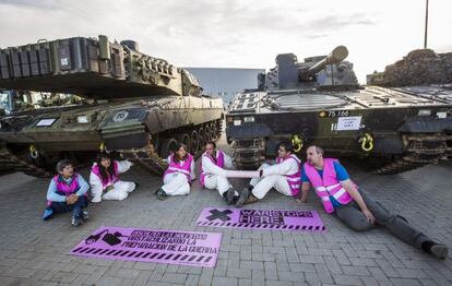 Los seis activistas del Movimiento de Objeci&oacute;n de Conciencia (MOC) encandenados a dos tanques de la OTAN. 