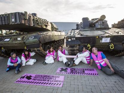 Los seis activistas del Movimiento de Objeci&oacute;n de Conciencia (MOC) encandenados a dos tanques de la OTAN. 