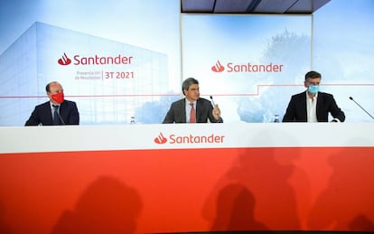 El vicepresidente de Santander España, Juan Manuel Cendoya, (i); el consejero delegado del Banco Santander, José Antonio Álvarez, (c); y el director financiero del Banco Santander, José García Cantera,(d) 