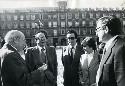 Desde la izquierda, Enrique Tierno Galván, José Luis Álvarez, Alonso Puerta, Paquita Sauquillo y Ramón Tamames, candidatos a la alcaldía de Madrid en las elecciones municipales de 1979 en la plaza Mayor de Madrid, el 21 de marzo de 1979.