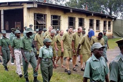 Policías de Zimbabue escoltan a los mercenarios en una prisión a las afueras de Harare en marzo de 2004.
