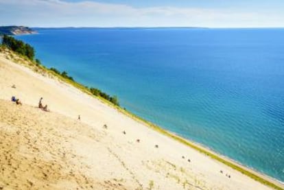 Escalando una duna en el Sleeping Bear Dunes National Lakeshore, a orillas del lago Michigan, en Estados Unidos.