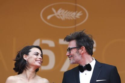 El director francés Michel Hazanavicius y su esposa, la actriz franco-argentina Bérénice Bejo, posan antes de la proyección de "La búsqueda" ("The Search") en Cannes.