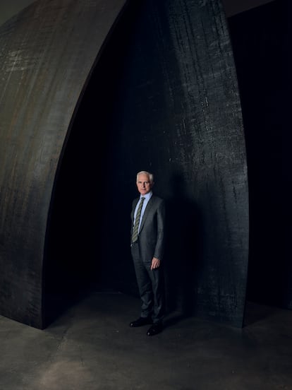 Juan Ignacio Vidarte, director ejecutivo del Guggenheim Bilbao, posa junto la gigantesca escultura-instalacin de Richard Serra 'La materia del tiempo'.