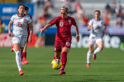 La inglesa Jordan Nobbs, perseguida por la española Leila Ouahabi en la SheBelives Cup, el pasado marzo.