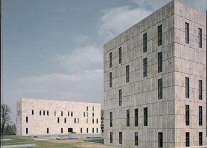 Biblioteca regional y universitaria de Dresde, de Ortner y Ortner.
Nueva sinagoga, del estudio Wandel, Hoefer, Lorch y Hirsch.