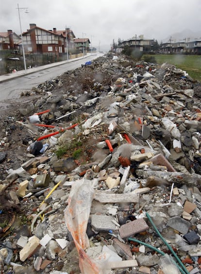 Vertedero improvisado en una de las urbanizaciones situadas en el alto de La Loma, en Castro Urdiales.