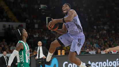 Yabusele atrapa un rebote durante el partido de semifinales de la Supercopa entre Real Betis y Real Madrid este sábado en el pabellón de San Pablo de Sevilla.