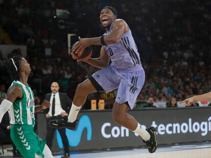 Yabusele atrapa un rebote durante el partido de semifinales de la Supercopa entre Real Betis y Real Madrid este sábado en el pabellón de San Pablo de Sevilla.