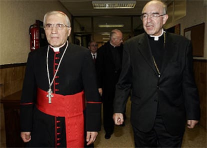 Los cardenales Rouco y López Trujillo (a la derecha), ayer en Madrid.