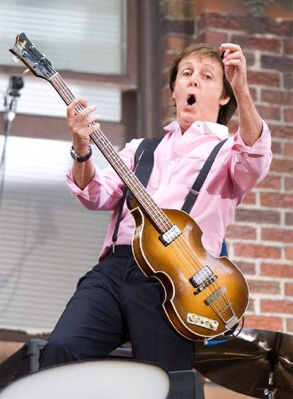Los neoyorquinos que este miércoles pasaron por Times Square disfrutaron de un espectáculo privilegiado: el que ha brindado el ex beatle Paul McCartney en la terraza del teatro Ed Sullivan durante una grabación para el espacio de televisión 'The late show with David Letterman'. (Texto: ELPAÍS.com)