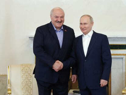 Los presidentes de Bielorrusia, Aleksandr Lukashenko (izquierda), y Rusia, Vladímir Putin, en un encuentro en San Petersburgo el 23 de julio de 2023.