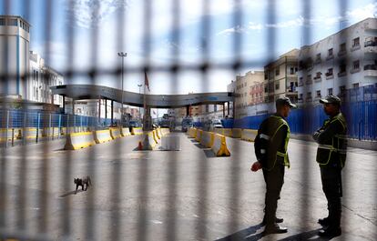 El paso fronterizo de Beni Enzar, junto a Melilla, cuistodiado en marzo por agentes marroquíes.