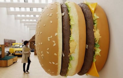 Un Big Mac gigante creado por el artista Tom Fiedmann en la Trienal de Arte y Alimentos de Milán (Italia) que podrá verse a partir del 9 de abril.