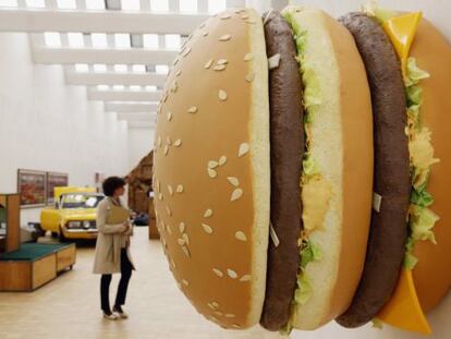 Un Big Mac gigante creado por el artista Tom Fiedmann en la Trienal de Arte y Alimentos de Milán (Italia) que podrá verse a partir del 9 de abril.