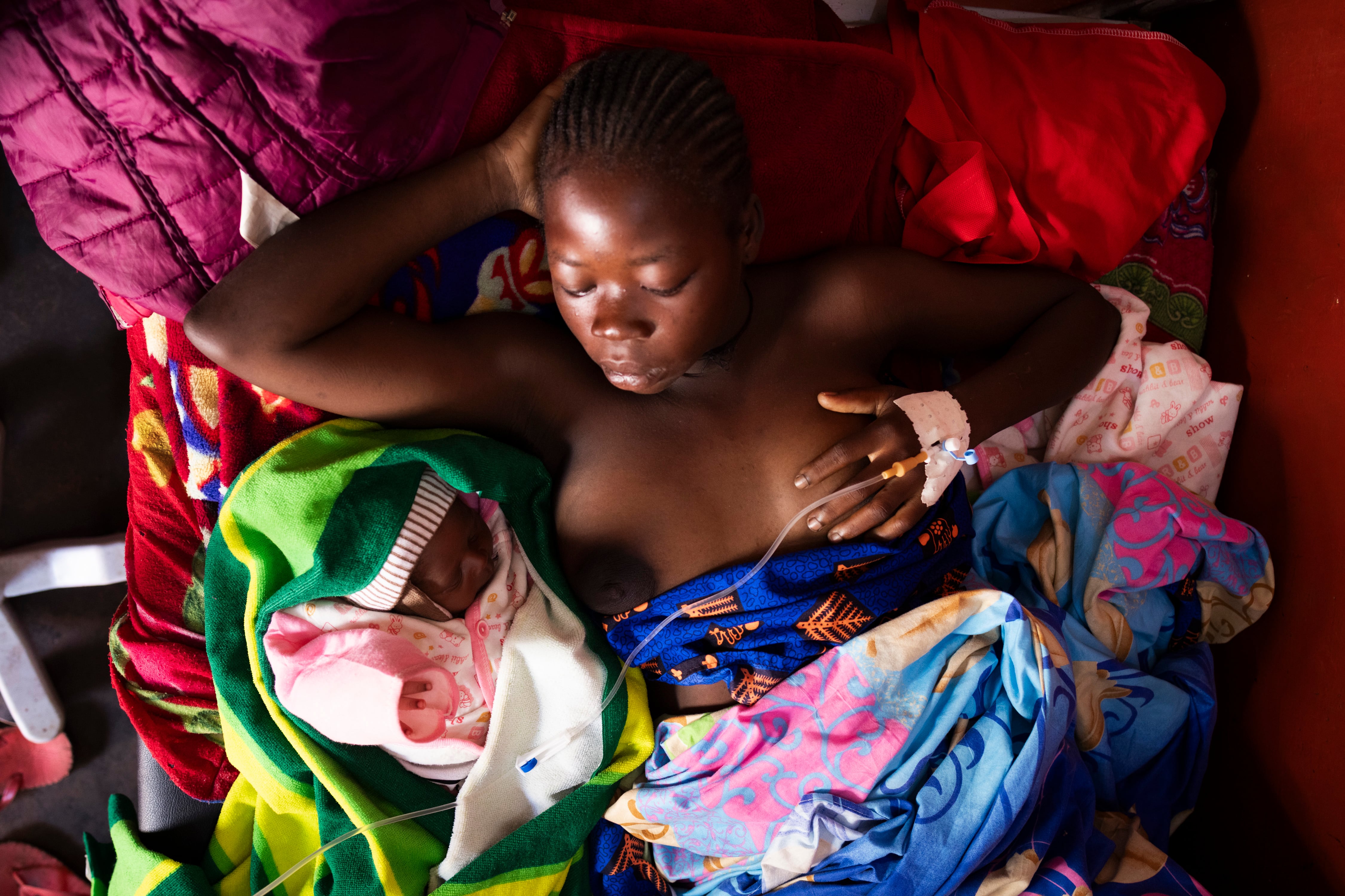 Elkana Monyoupemna, una mujer de 20 años que acaba de ser madre de su primer hijo. Cuenta que viene de Wanna Bakasa, un pueblo situado a 60 kilómetros.