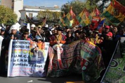 Fotografía cedida por la Agencia Boliviana de Información (ABI) que muestra a los participantes en un acto este miércoles 1 de mayo de 2013, con motivo de la celebración del Primero de Mayo en La Paz (Bolivia).