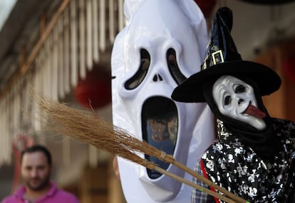 Máscaras en una tienda de disfraces de Sidón, en Abra, Líbano.