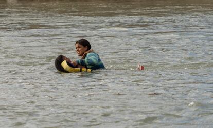 Una mujer y su hija  intentan cruzar el río Bravo en la frontera entre Eagle Pass y Piedras Negras. El grupo de 250 personas busca asilo en los Estados Unidos. Piedras Negras, México, el 12 octubre.