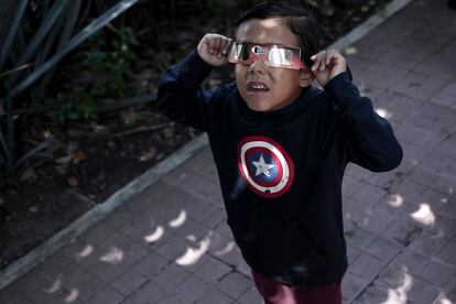 Un niño observa con gafas especiales el cielo en Guadalajara.