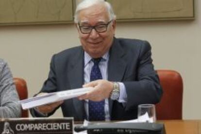 GRA339. MADRID, 19/03/2014.- El presidente de la Comisi&oacute;n de Expertos para la Reforma Tributaria, Manuel Lagares, durante su comparecencia en la Comisi&oacute;n de Hacienda del Congreso para informar sobre las conclusiones del Informe para la Reforma del Sistema Tributario Espa&ntilde;ol elaborado por la Comisi&oacute;n de Expertos. EFE/Kiko Huesca