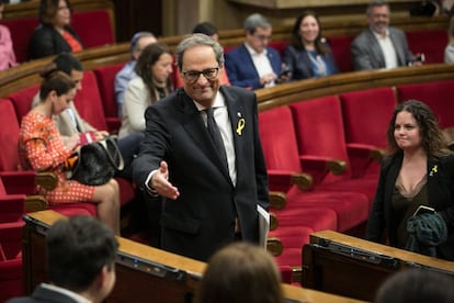 Quim Torra saluda a Sergi Sabria de ERC a su llegada al hemiciclo, el 14 de mayo de 2018.