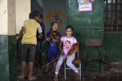 Niñas de la orquesta de Cateura practican con violines en la escuela de música en la barriada de Asunción (Paraguay) el 21 de diciembre de 2013.