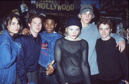 Los jóvenes protagonistas de la película 'The Faculty', por entonces no estrenada todavía, en un encuentro con fans en noviembre de 1998 en el restaurante Planet Hollywood de Nueva York. De izquierda a derecha Jordana Brewster, Shawn Hatosy, Usher Raymond, Clea Duvall, Josh Hartnett y Elijah Wood.