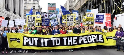 Una multitud ha reclamado este sábado en Londres un segundo referéndum sobre la salida del Reino Unido de la Unión Europea. Bajo el lema 'Put it to the people' (Ponlo en manos de la gente), la marcha arrancó en la céntrica calle Park Lane y tras dos horas desembocó en la plaza del Parlamento. En la imagen, la cabecera de la manifestación.