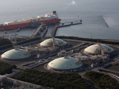 Tanques de almacenamiento de gas natural licuado (GNL) y un metanero, al este de Tokio Febrero