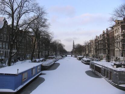 El canal de Prinsengracht, en Amsterdam, cubierto de nieve.