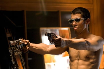 Toby Kebbell, en su memorable papel del rockero Johnny Quid en ‘RocknRolla’ de Guy Ritchie.