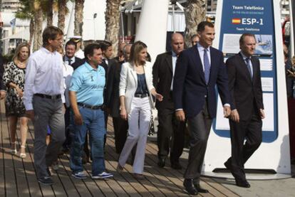 Los Príncipes de Asturias y el presidente de la Generalitat, ayer, en el puerto de Alicante.