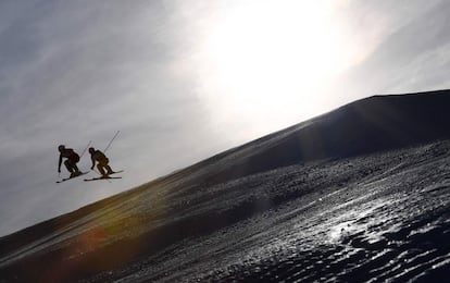 Dos riders compite durante la Copa del Mundo de Skicross en la modalidad masculina en la estación de esquí de Val-Thorens en los Alpes franceses.