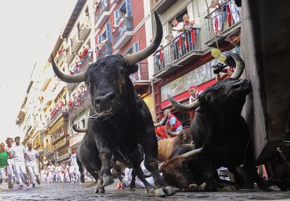 Los toros de la ganadería sevillana durante el octavo y último encierro de los Sanfermines 2018.