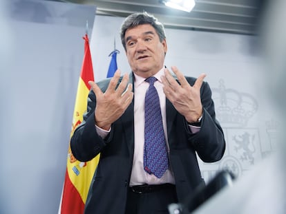 El ministro de Inclusión, Seguridad Social y Migraciones, José Luis Escrivá, atiende a medios tras una rueda de prensa posterior al Consejo de Ministros (Madrid).
