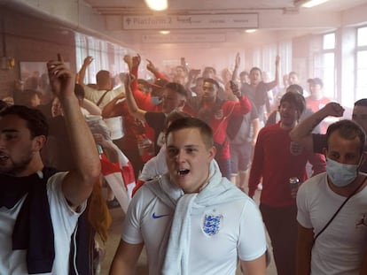 Seguidores ingleses en el interior del estadio de Wembley.